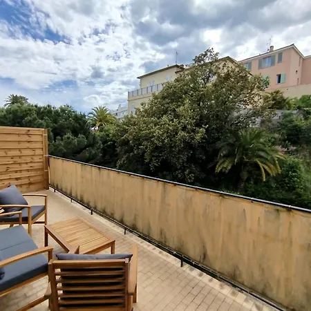 Grand Avec Terrasse *